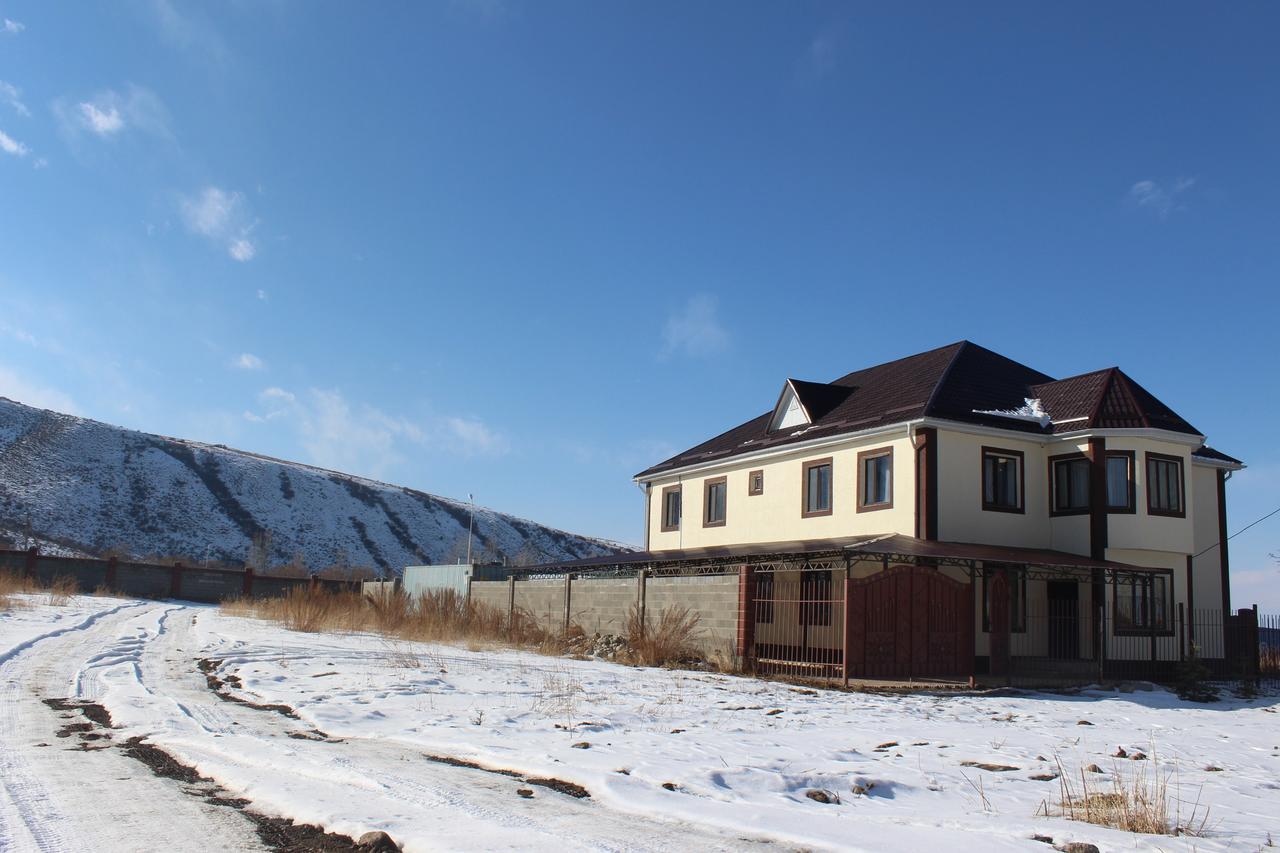 Hôtel Mount Yard Karakol Extérieur photo